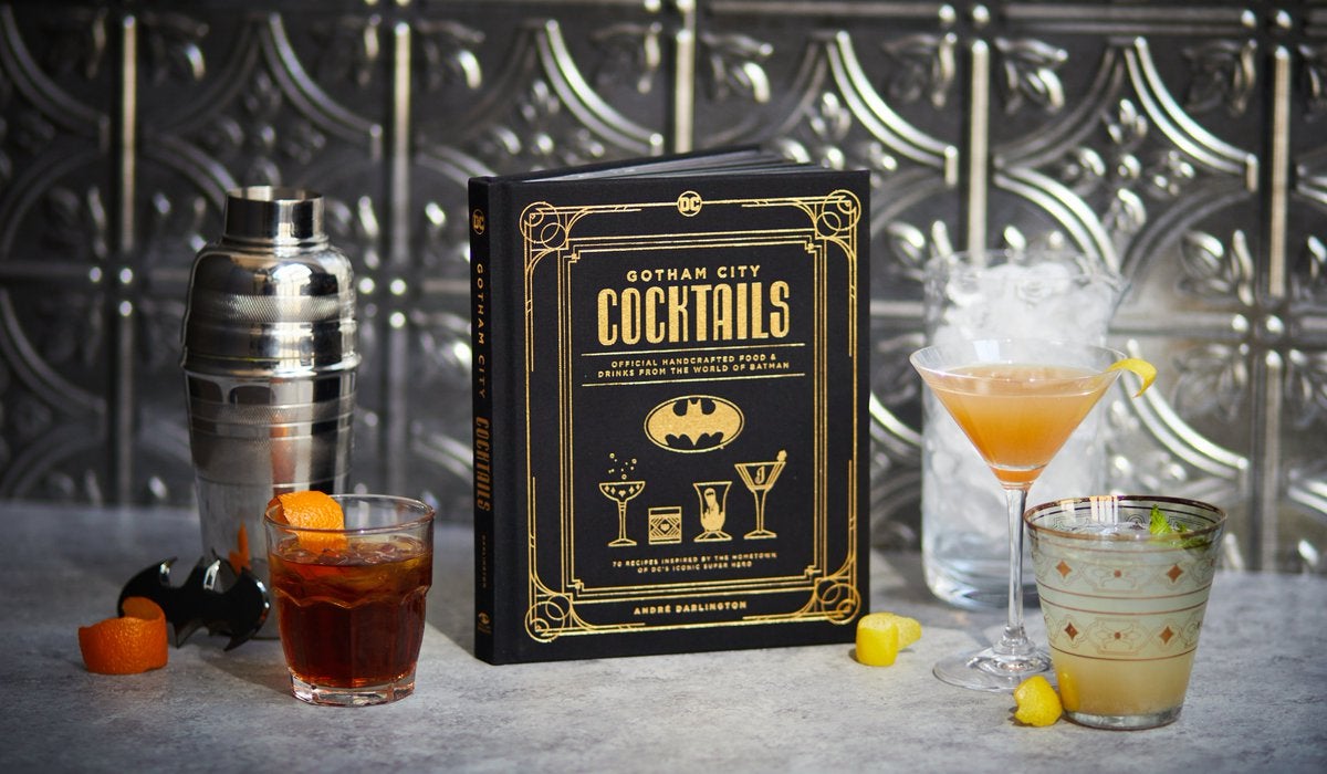 Gotham City Cocktails Gift Set: Official Handcrafted Food & Drinks From the World of Batman [Book]